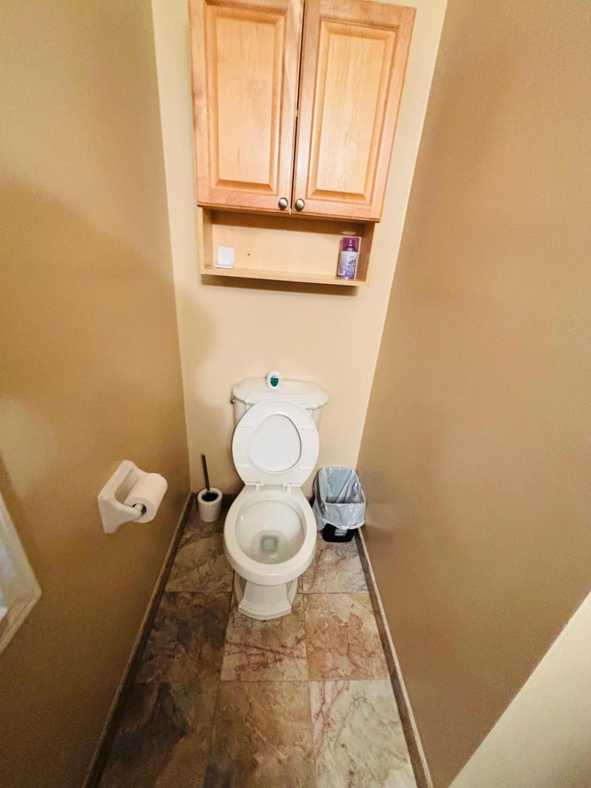 Room With Private Patio Next To Toronto Airport Mississauga Bagian luar foto