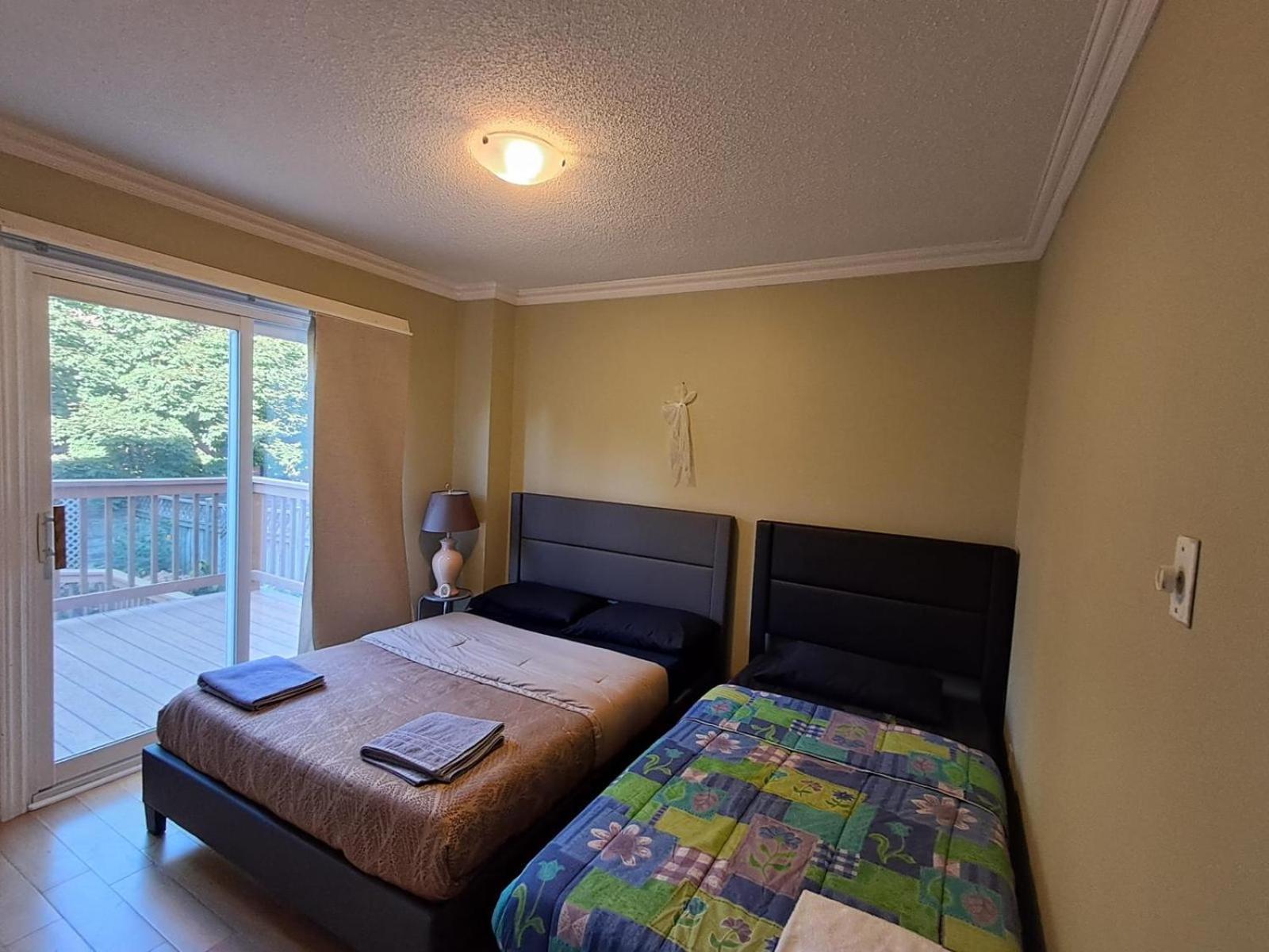 Room With Private Patio Next To Toronto Airport Mississauga Bagian luar foto