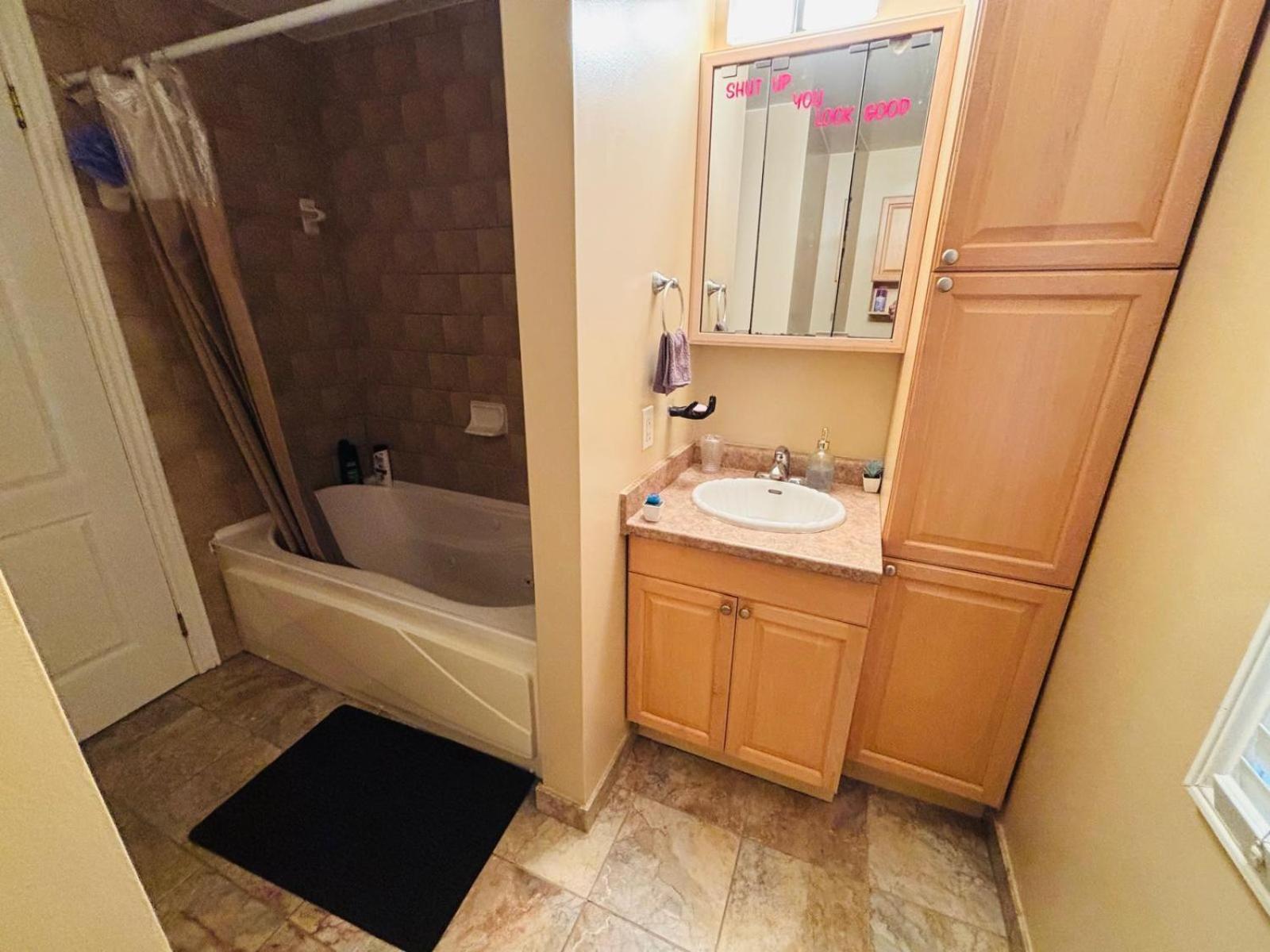 Room With Private Patio Next To Toronto Airport Mississauga Bagian luar foto