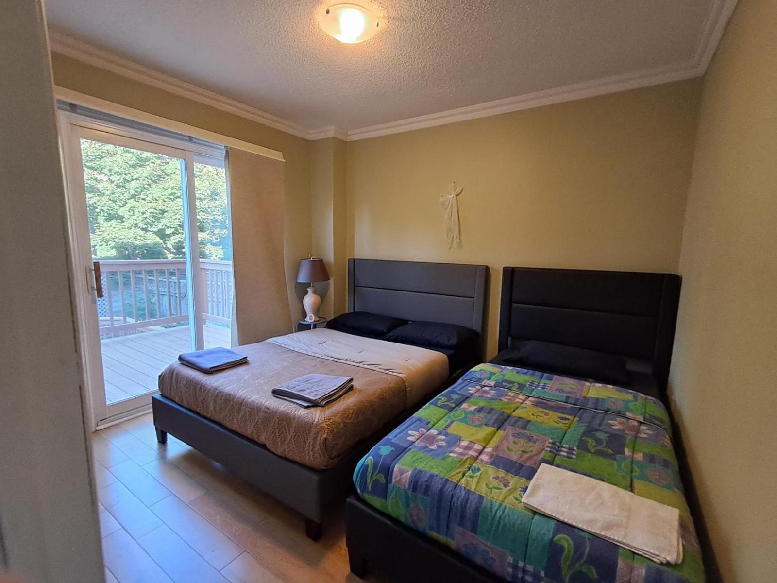 Room With Private Patio Next To Toronto Airport Mississauga Bagian luar foto