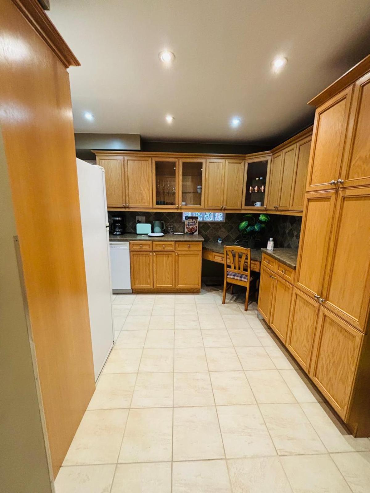 Room With Private Patio Next To Toronto Airport Mississauga Bagian luar foto