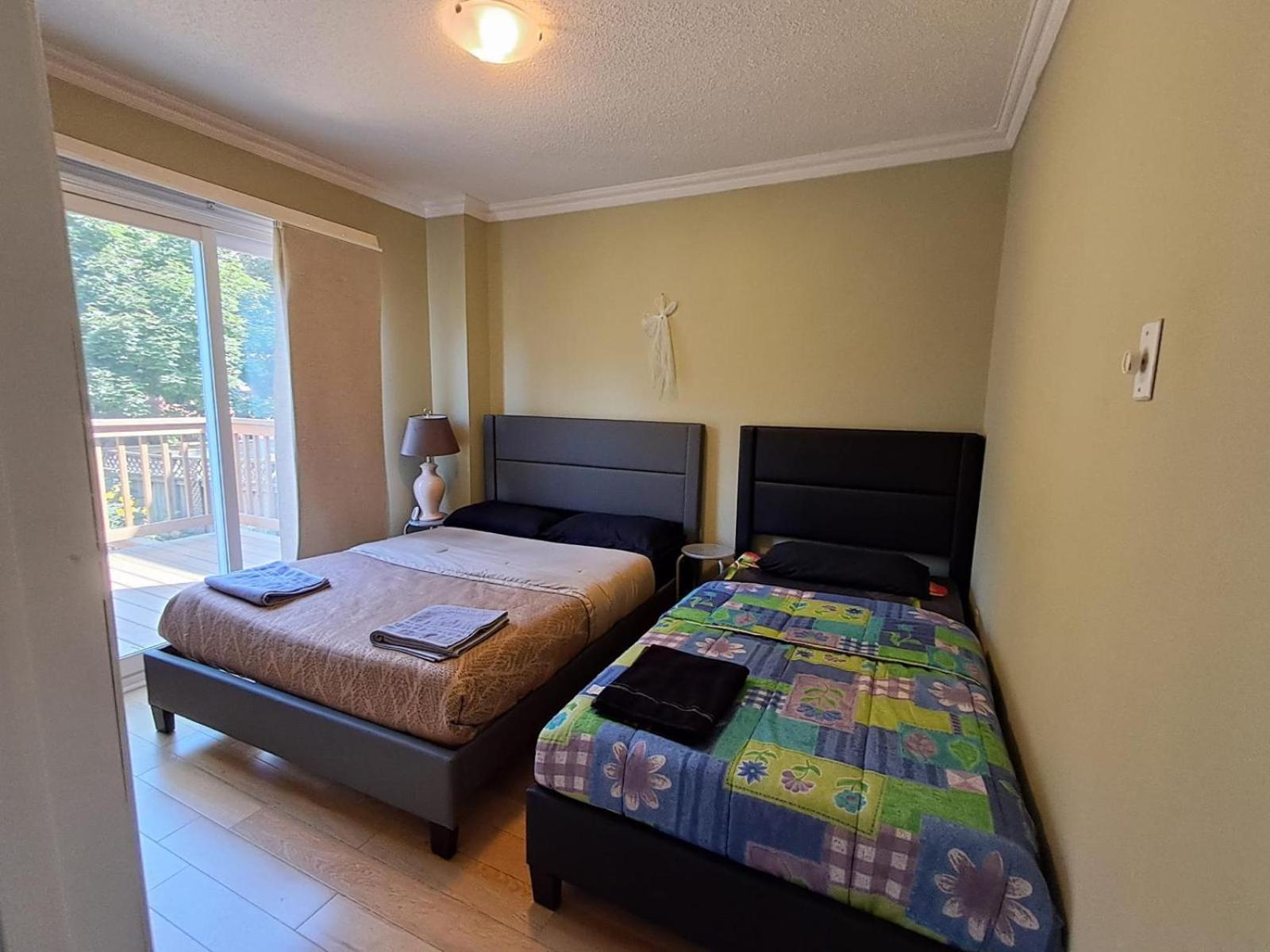 Room With Private Patio Next To Toronto Airport Mississauga Bagian luar foto