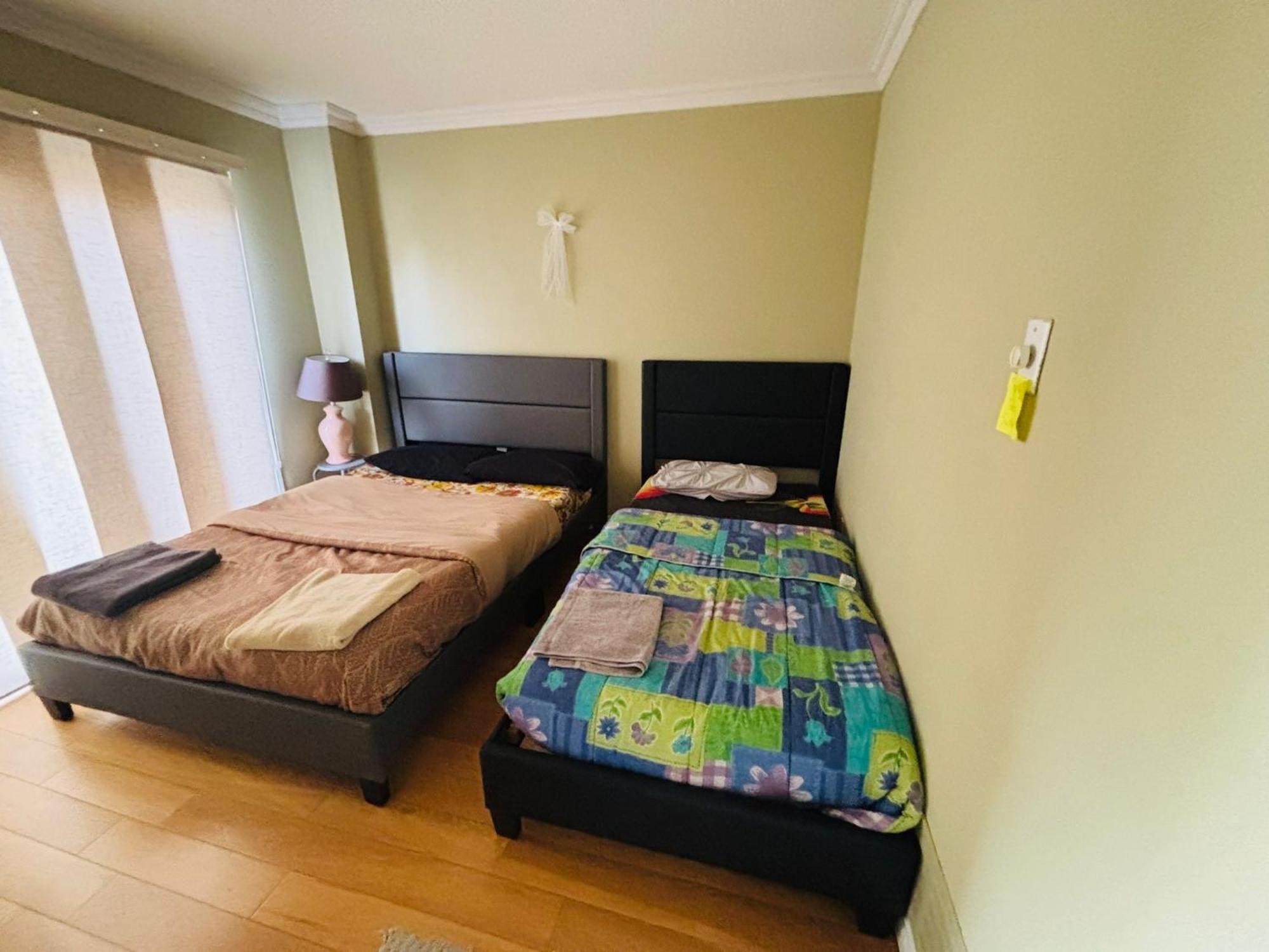 Room With Private Patio Next To Toronto Airport Mississauga Bagian luar foto